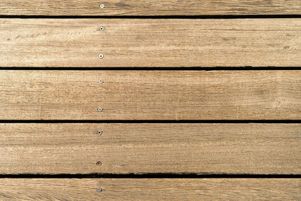 Nærbilde av terrassebord i tre med skruer